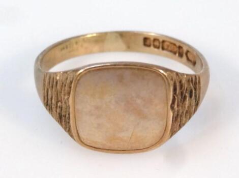 A gentleman's 9ct gold signet ring