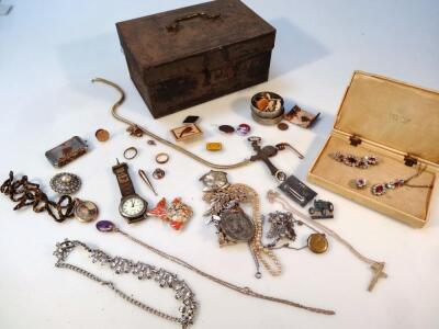Various jewellery and effects