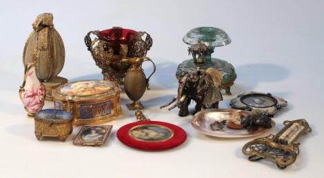 Various collectable items