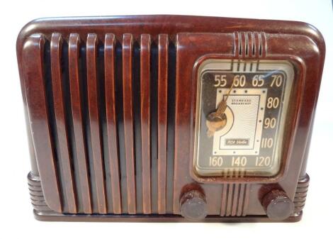 A mid-20thC style Bakelite radio