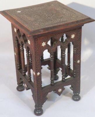 An early 20thC jardiniere stand