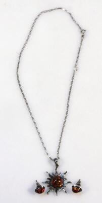 A Baltic amber jewellery set - 2