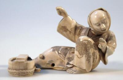 A 19thC Japanese ivory okimono figure - 4