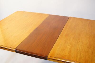 A Victorian mahogany wind-out dining table - 2