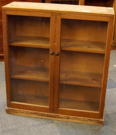 An early 20thC glazed two door bookcase