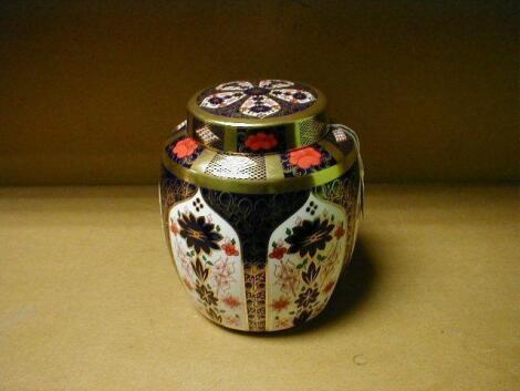 A Royal Crown Derby ginger jar and cover