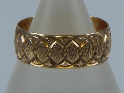 A 9ct gold wedding band