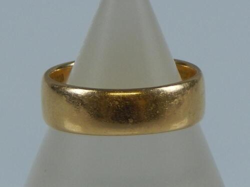 An 18ct gold wedding band