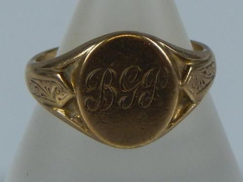 A 9ct gold signet ring