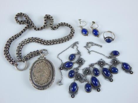 A Victorian locket and chain