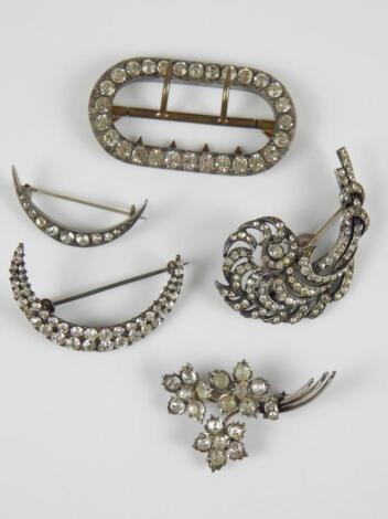 A quantity of brooches