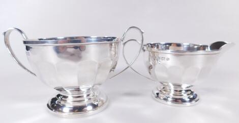 A George V silver milk jug and sugar bowl