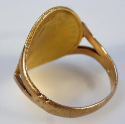 A 1958 gold sovereign curved ring - 2