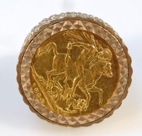 A Victorian 1890 gold sovereign ring