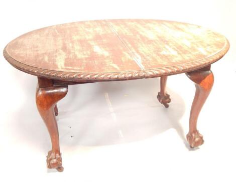 An early 20thC oval mahogany extending dining table