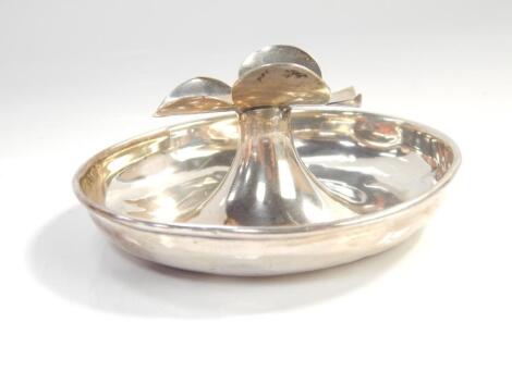 An Edwardian silver circular cigar rest