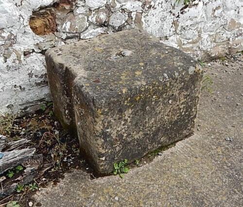 A stone mounting block