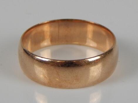 A 9ct gold wedding band