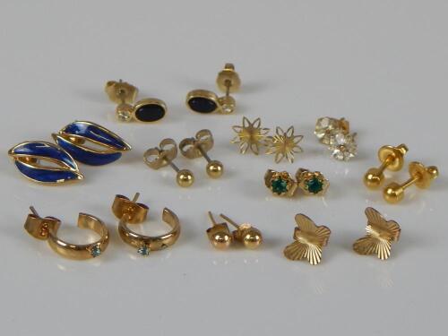 Various yellow metal and other earrings