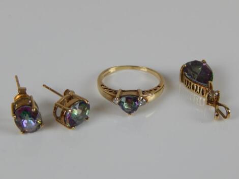 A jewellery set