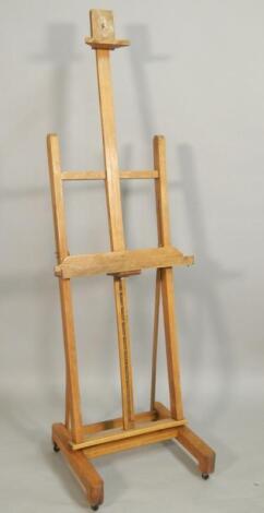 An early 20thC stained beech adjustable floor standing easel.