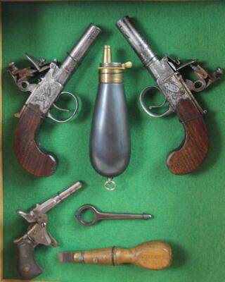 A pair of flintlock muff pistols - 2