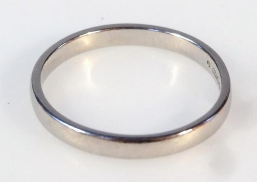 A plain platinum wedding band