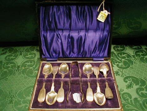 A cased set of 6 Victorian silver fiddle pattern teaspoons and plated tongs