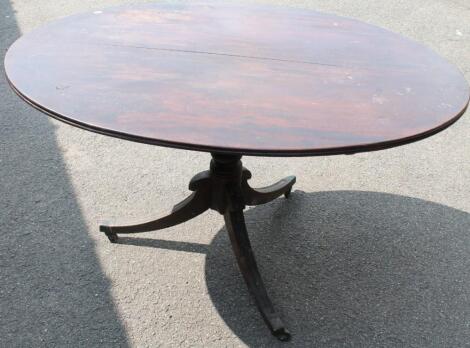 A 19thC oval breakfast table