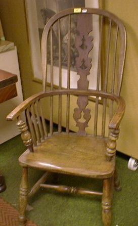 A 19thC ash and elm Windsor chair