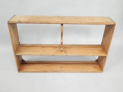 A pine plate rack