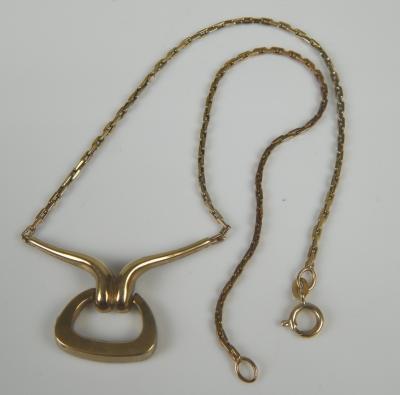 A modern 9ct gold pendant and chain