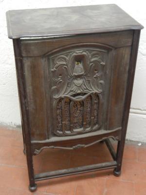 An early 20thC mahogany small cabinet