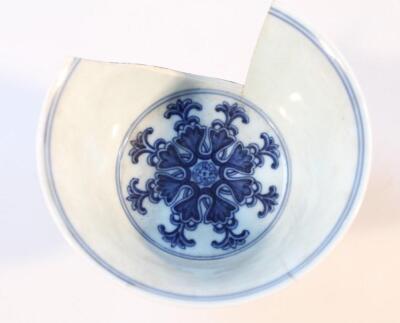 An 18thC Chinese blue and white Ch'ien Lung Qianlong vase - 3