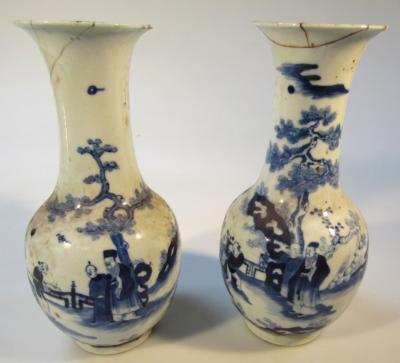 A pair of Chinese blue and white porcelain vases