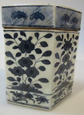 A Chinese blue and white porcelain jar and cover