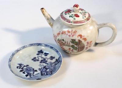 An 18thC Chinese export porcelain teapot and cover