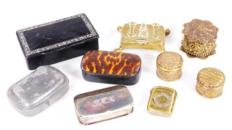 Various snuff boxes
