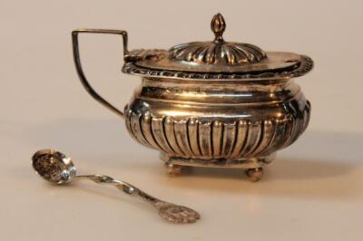 An Edwardian silver mustard pot