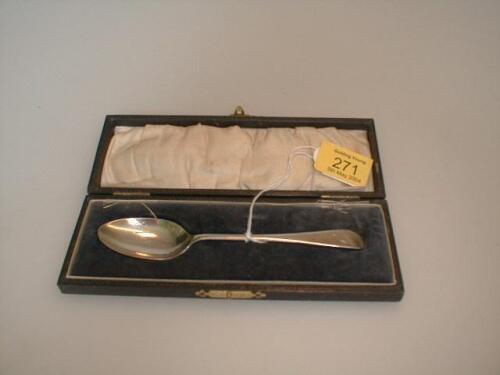 A George V silver Old English pattern teaspoon in fitted case