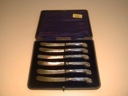 An Edward VII cased set of silver pistol and scroll handle tea knives by