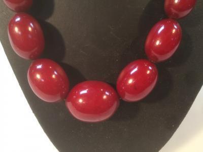 A string of graduated cherry amber beads - 2