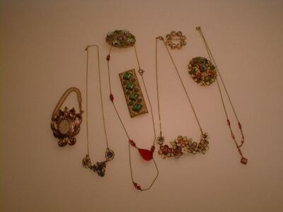 A selection of early 20th century costume jewellery