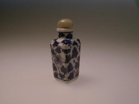 A Chinese blue and white porcelain snuff bottle