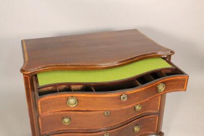 A George III mahogany serpentine fronted chest of drawers - 2