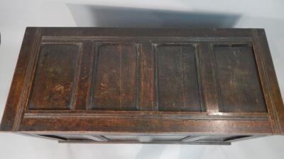 A late 17thC /early 18thC oak coffer - 3