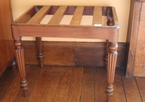 A 19thC mahogany luggage stand