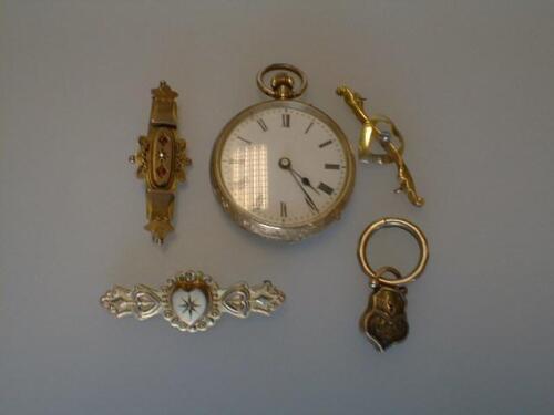 A stick pin, small brooches and yellow metal fob watch