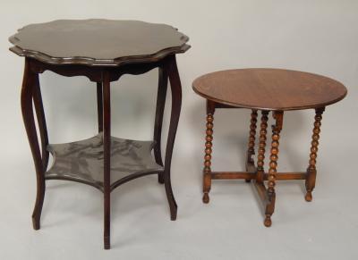 An early 20thC mahogany finished centre table