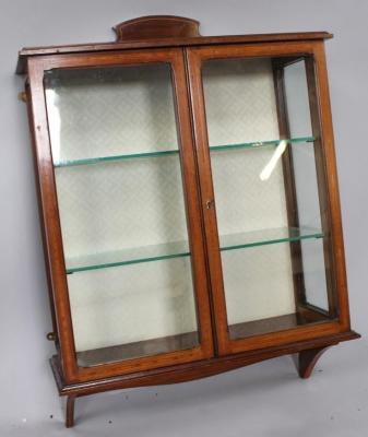 An early 20thC Sheraton Revival inlaid mahogany hanging glazed display case